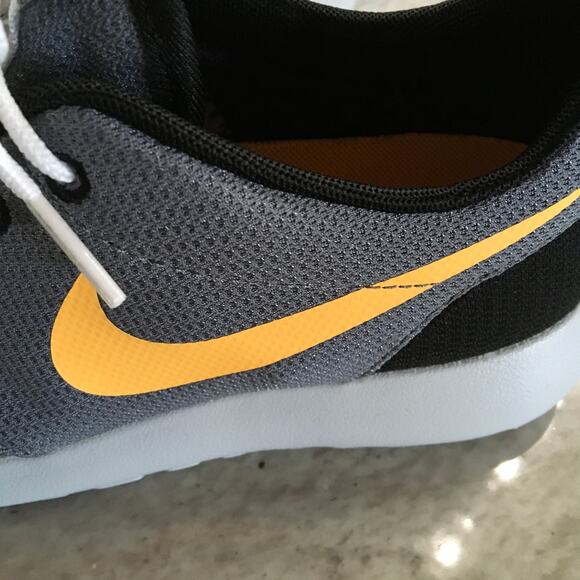 New Nike Roshe One Men's size 6 Women's 7.5 - Picture 4 of 8